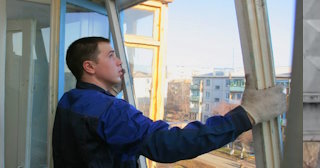 Демонтаж остекления балкона в Бердске - цена от 561 руб. - Сварной-Брд