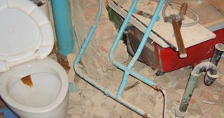 Профессиональный демонтаж перегородки ванной и туалета в Бердске - от 561 рублей